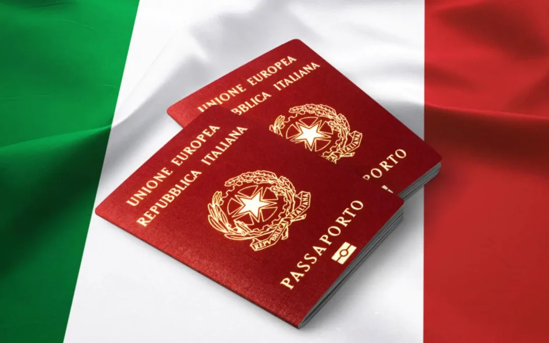 Passaportes italianos sobre bandeira da Itália.